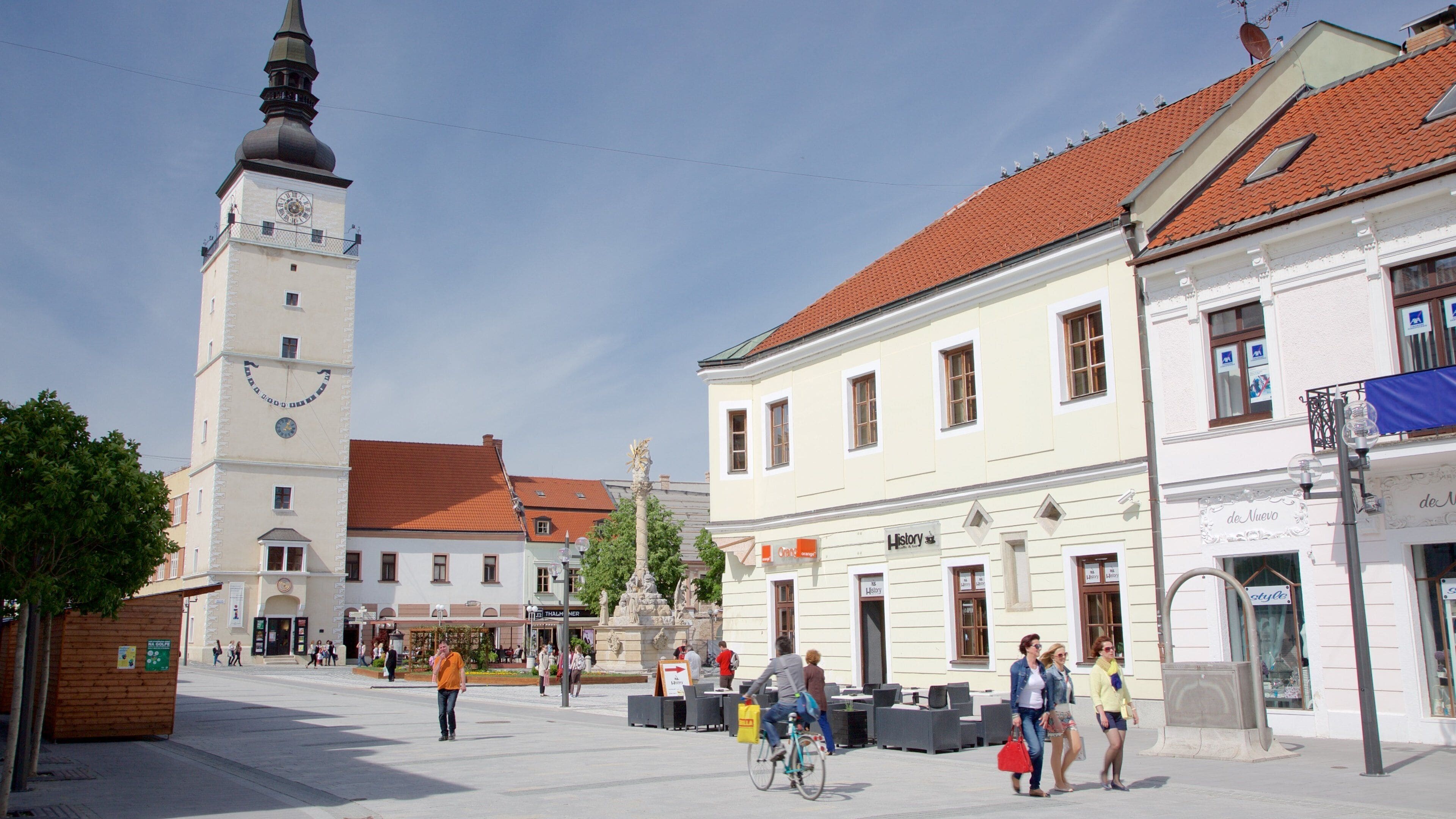 Trnava showing heritage elements and street scenes