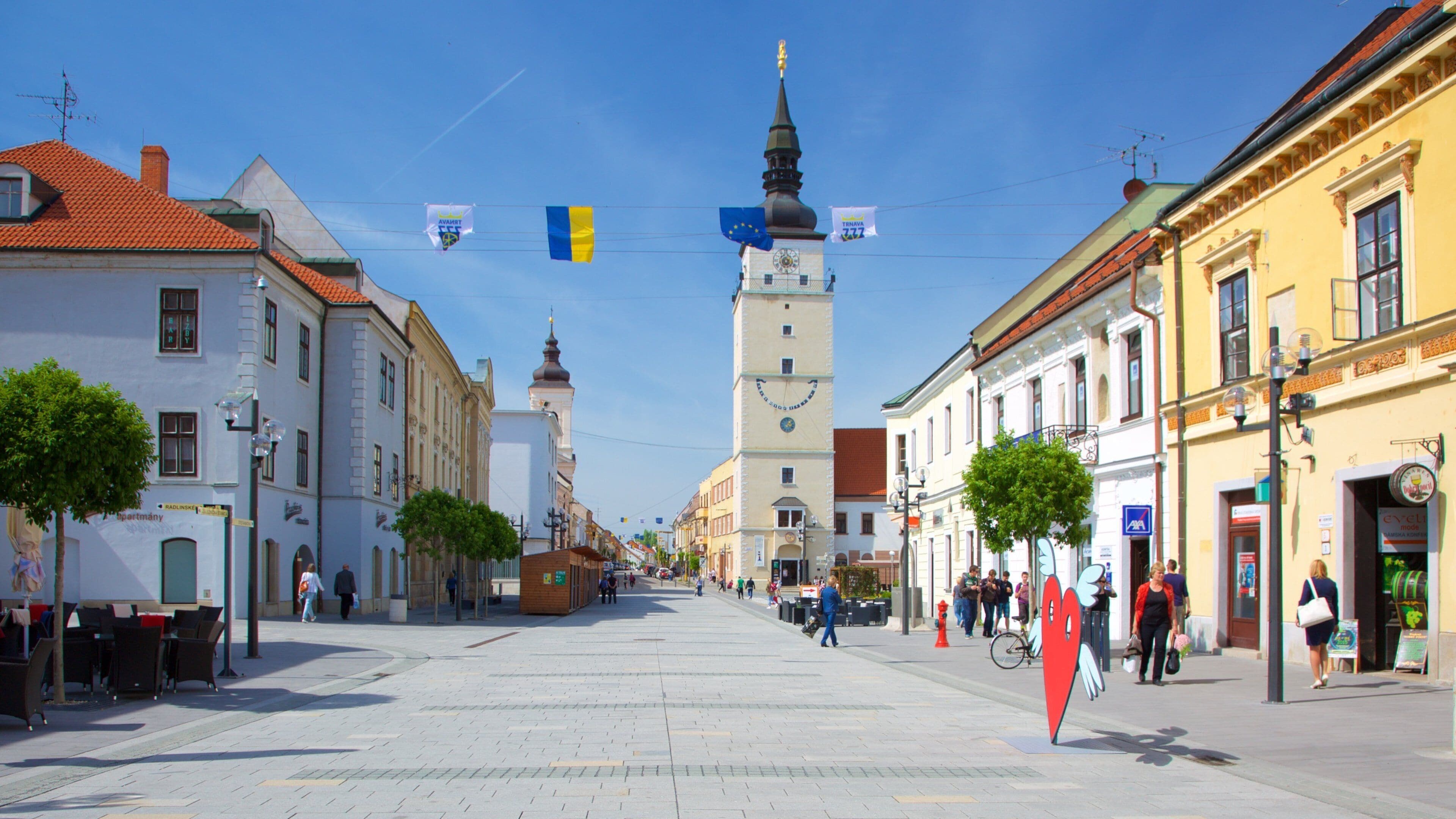 Trnava ofreciendo imágenes de calles y arte al aire libre y también un pequeño grupo de personas