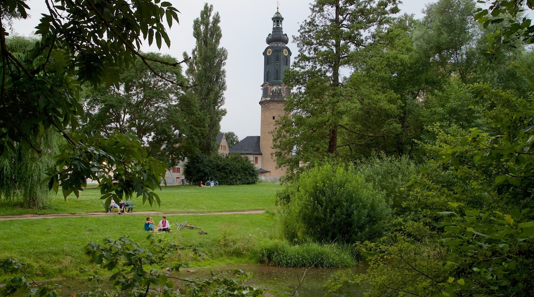 Park an der Ilm mettant en vedette parc et patrimoine historique aussi bien que couple