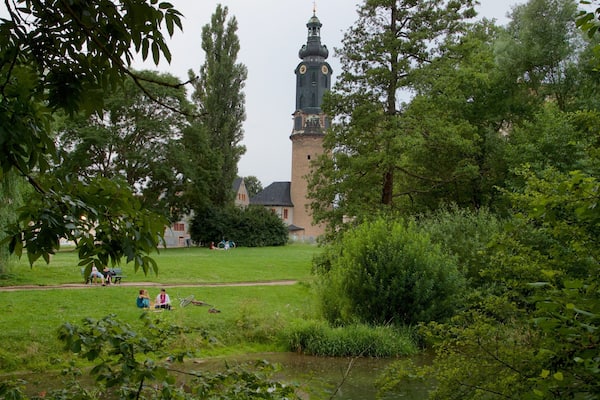 Park an der Ilm mettant en vedette parc et patrimoine historique aussi bien que couple