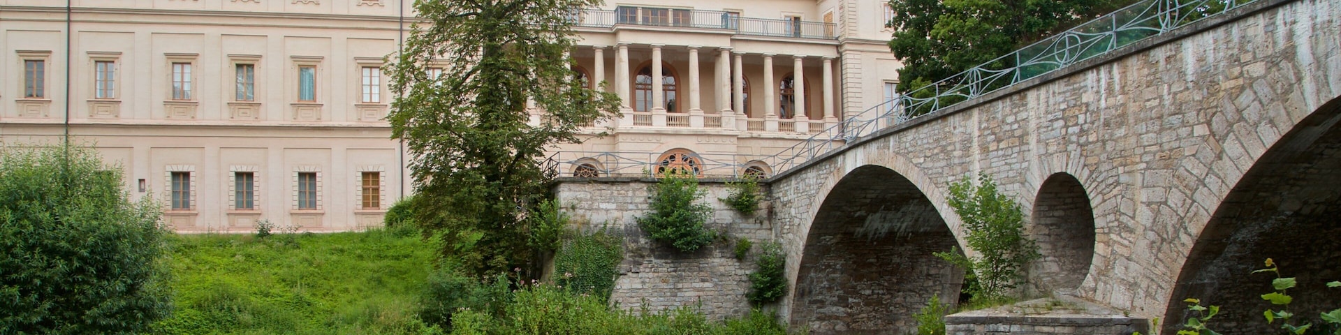 Park an der Ilm showing heritage elements, a bridge and a river or creek