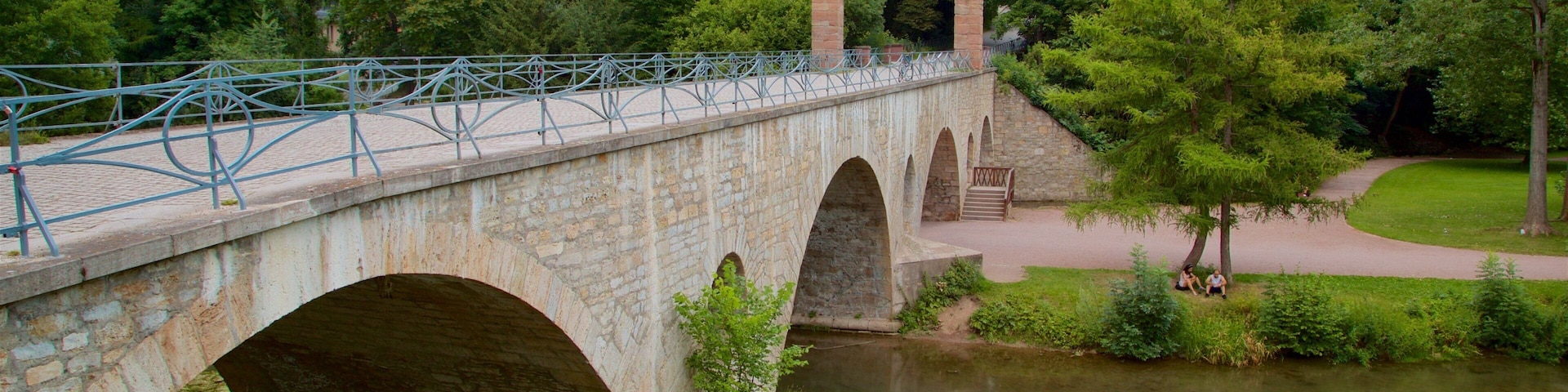 Park an der Ilm caracterizando um rio ou córrego, um jardim e uma ponte