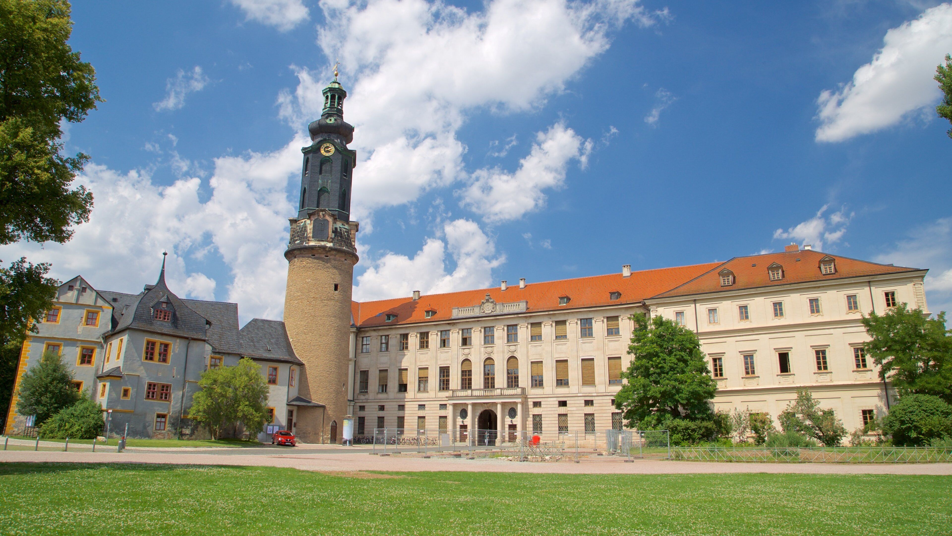 Schlossmuseum som visar en trÀdgÄrd och historisk arkitektur