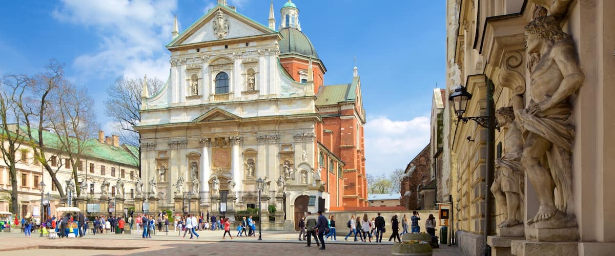 Cracovia ofreciendo una iglesia o catedral, un parque o plaza y escenas urbanas