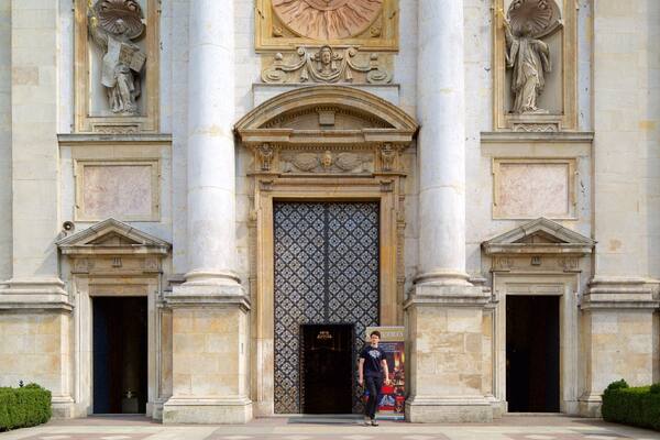 Church of Saints Peter and Paul welches beinhaltet Geschichtliches sowie einzelner Mann
