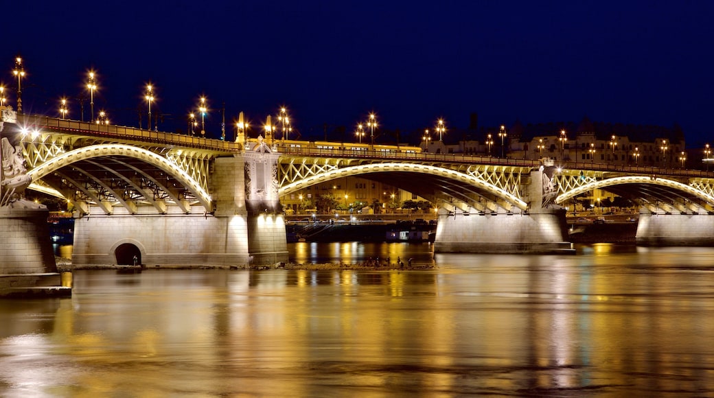 Budapest mettant en vedette scènes de nuit, rivière ou ruisseau et pont