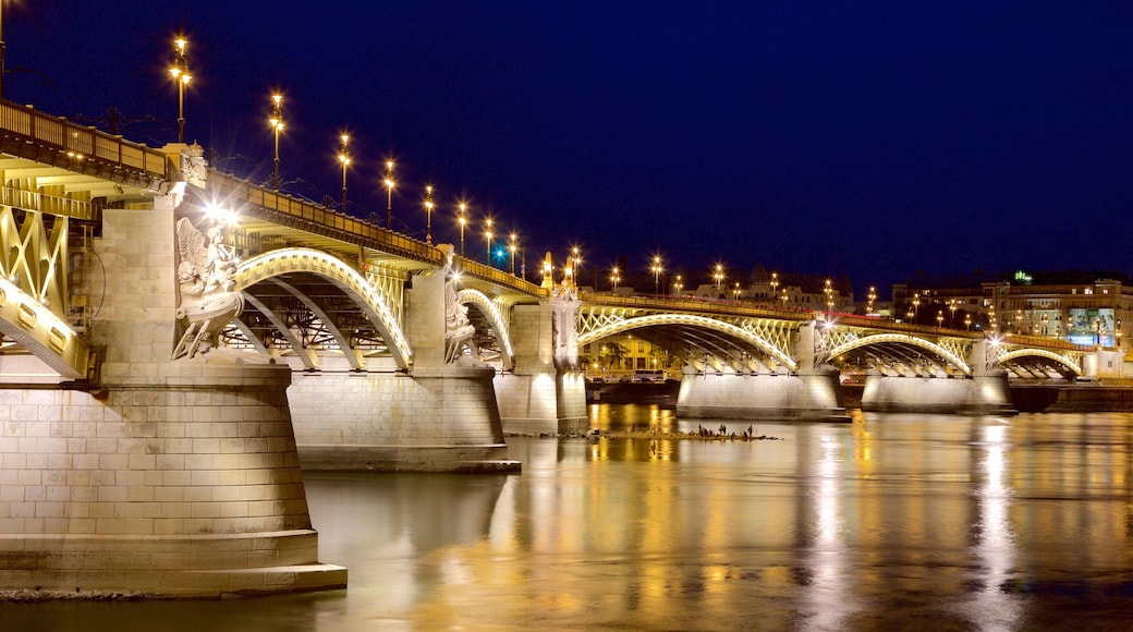 Budapest qui includes pont, scènes de nuit et rivière ou ruisseau