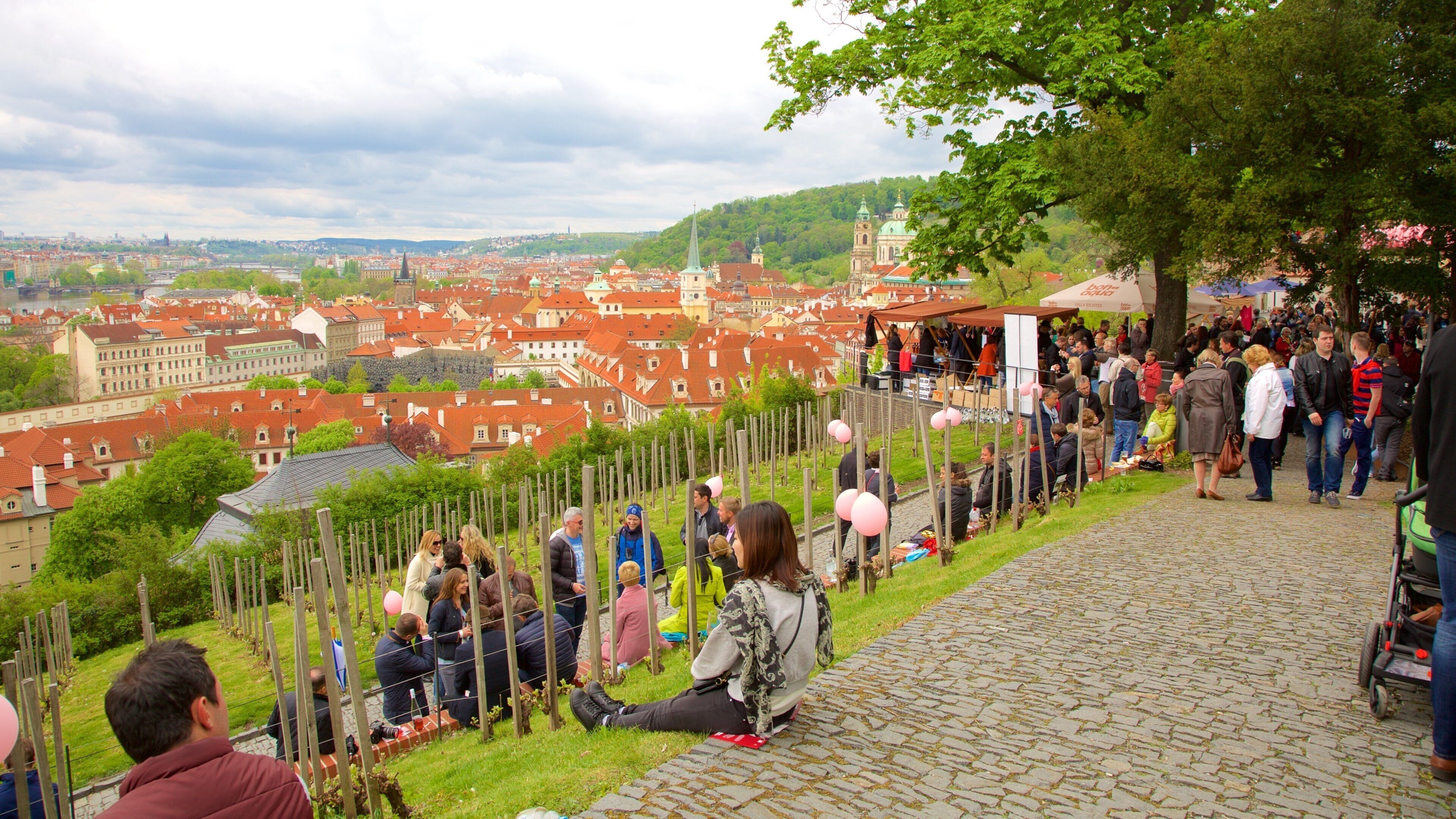 Praag inclusief een stad en ook een grote groep mensen