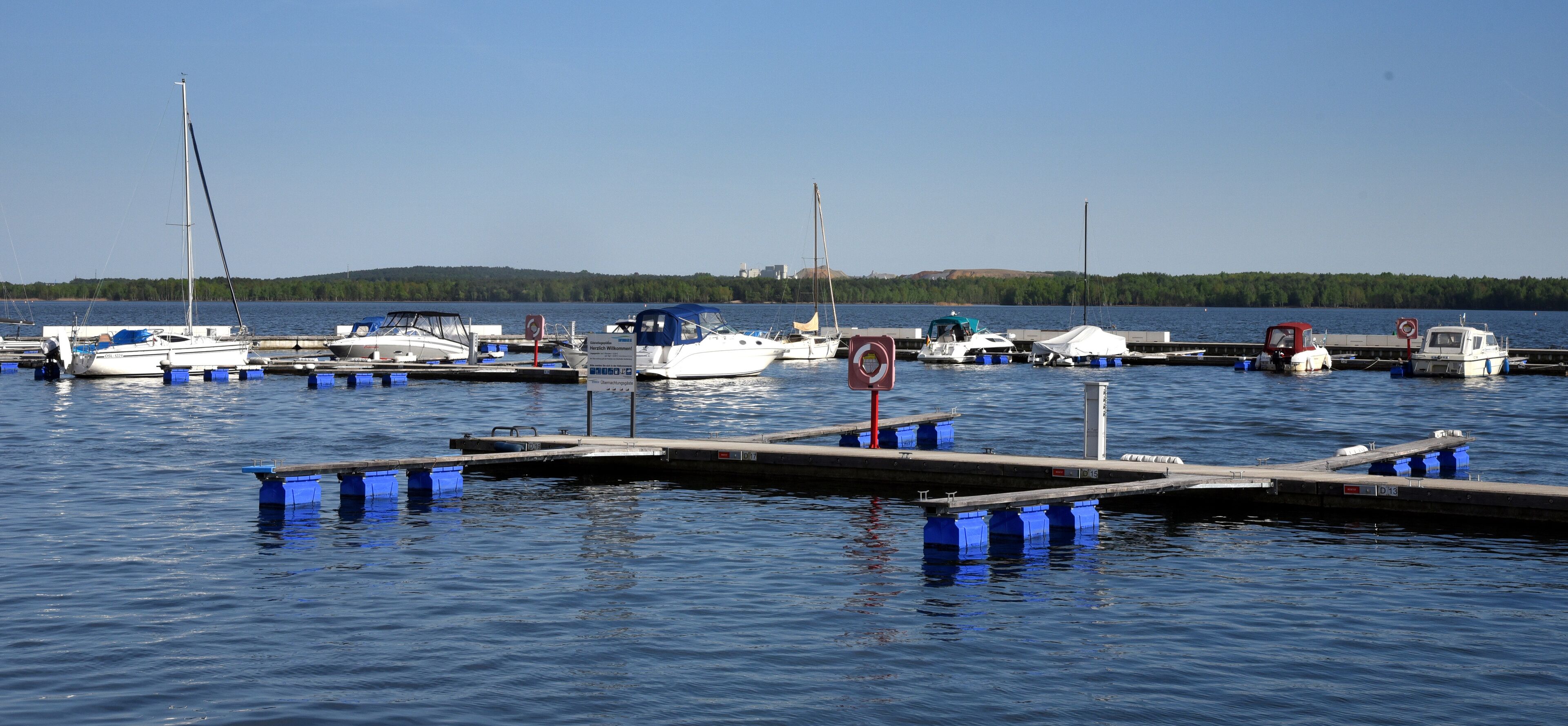 Bootsanleger mit Segelbooten am Senftenberger See