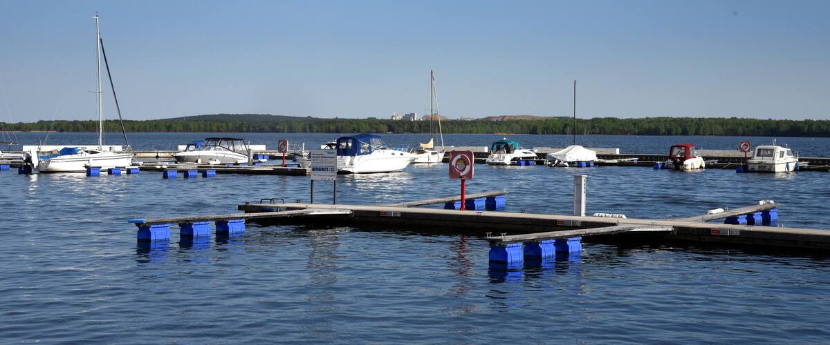 Bootsanleger mit Segelbooten am Senftenberger See