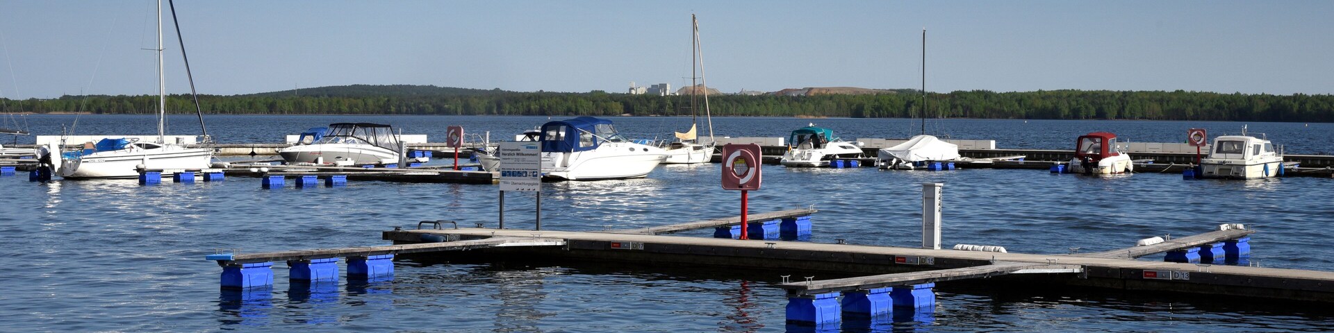 Bootsanleger mit Segelbooten am Senftenberger See