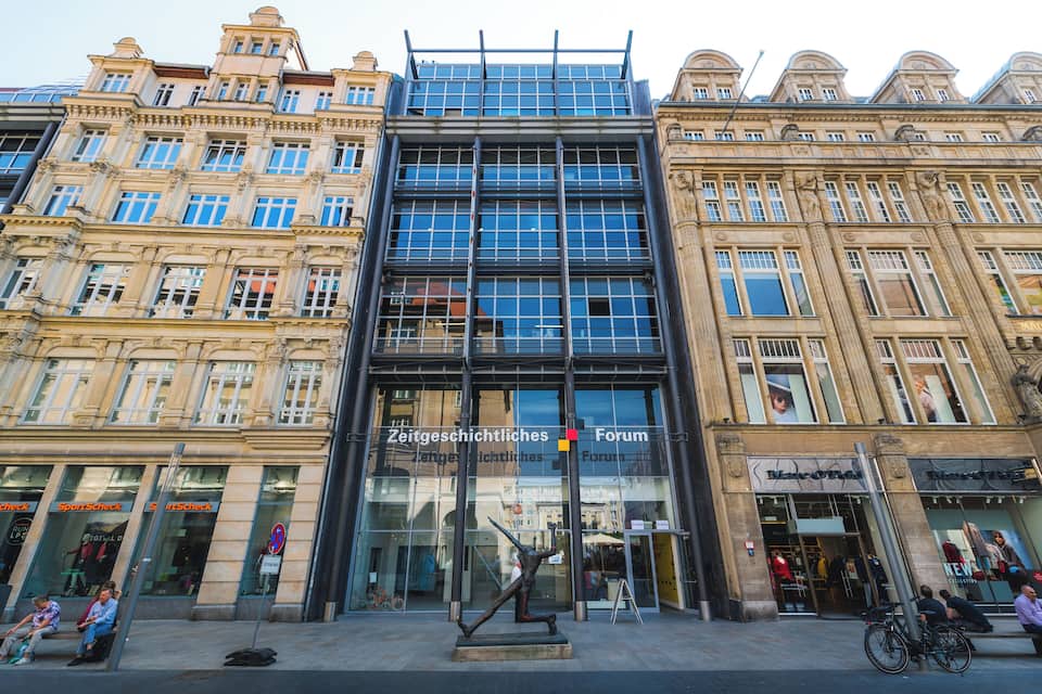 A historic building with a modern glass extension labeled "Zeitgeschichtliches Forum."