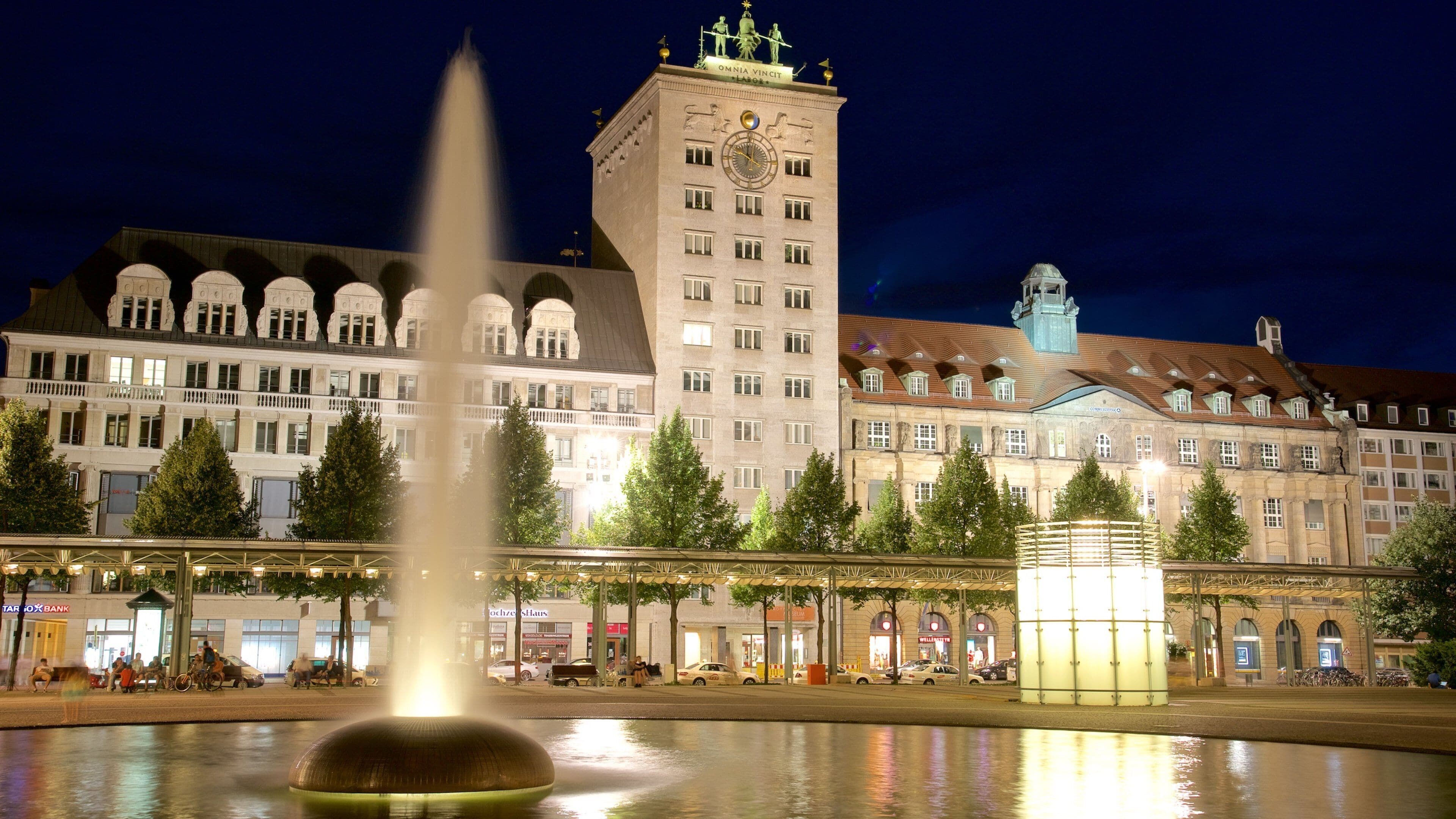Leipzig som omfatter natteliv, et springvand og historiske bygningsværker