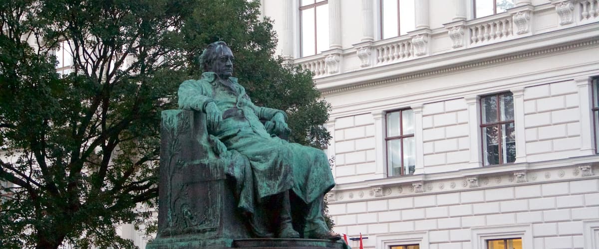 Viena que incluye una estatua o escultura