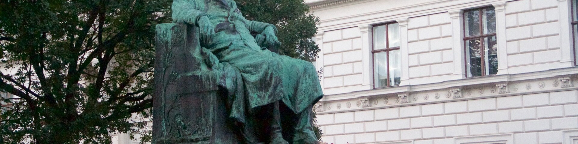 Viena mostrando uma estátua ou escultura