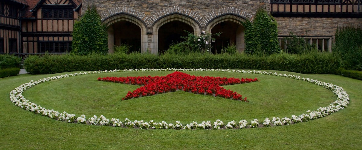 Schloss Cecilienhof das einen Blumen und Garten