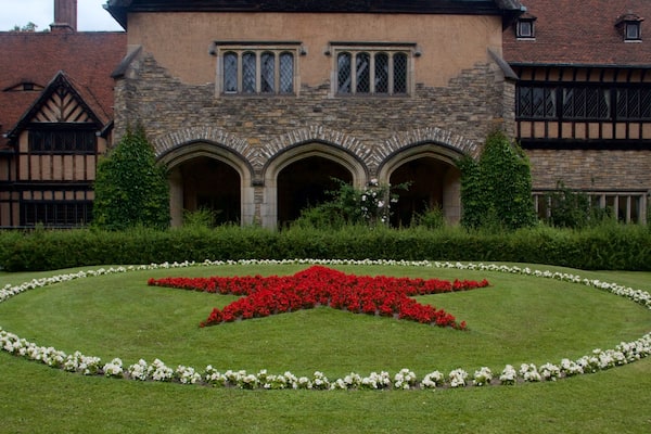 Schloss Cecilienhof featuring flowers and a park