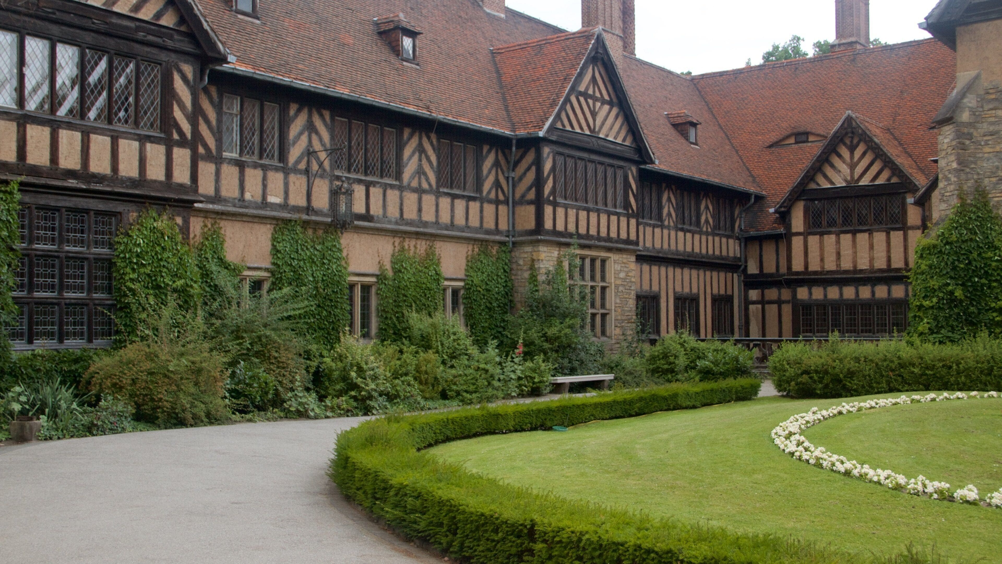 Schloss Cecilienhof featuring a house