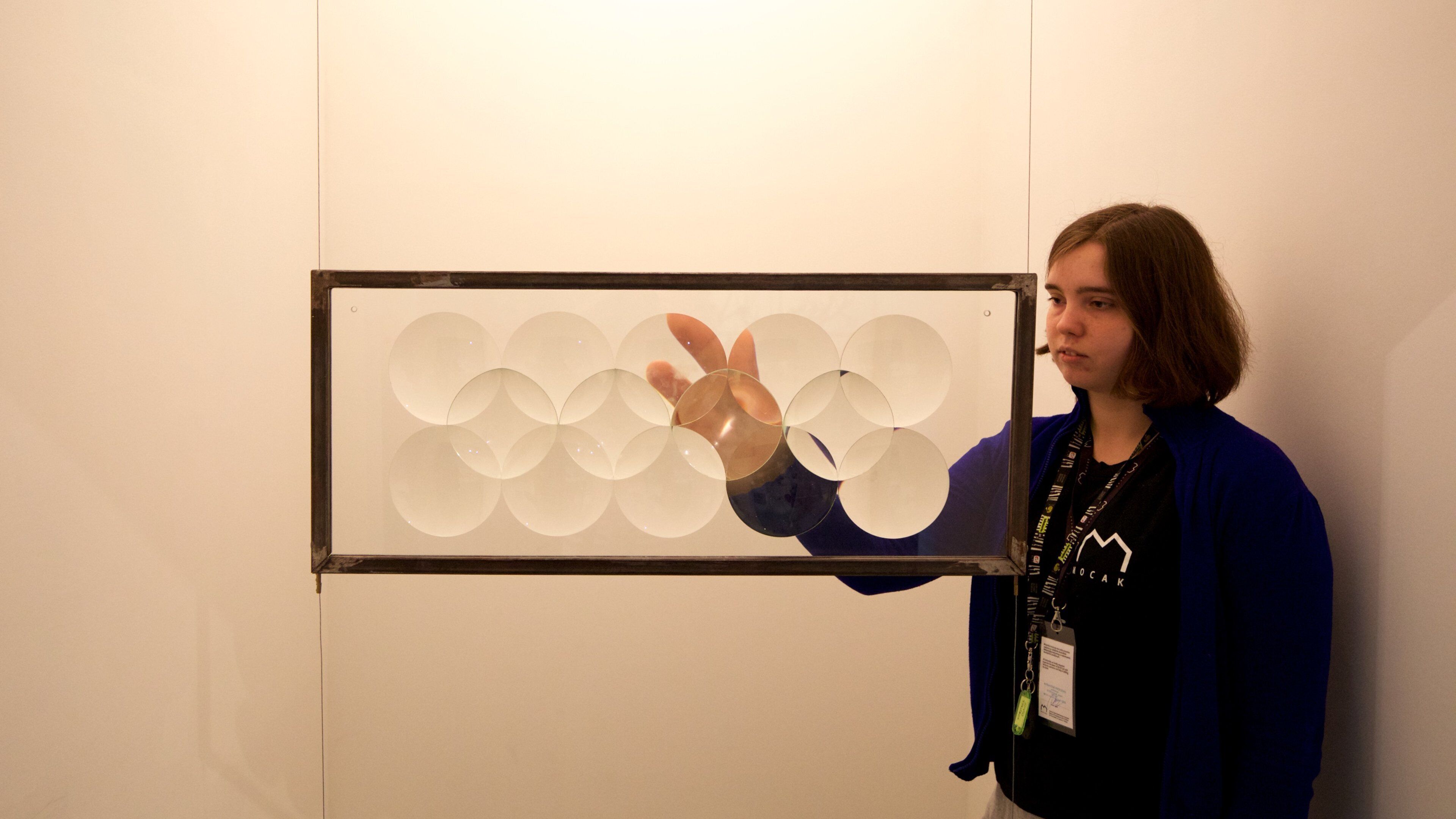 Museum of Contemporary Art in Krakow caracterizando arte assim como uma mulher sozinha