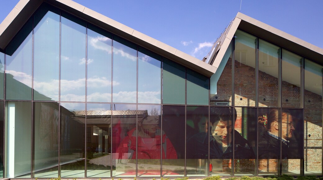 CracĂłvia mostrando arquitetura moderna e arte