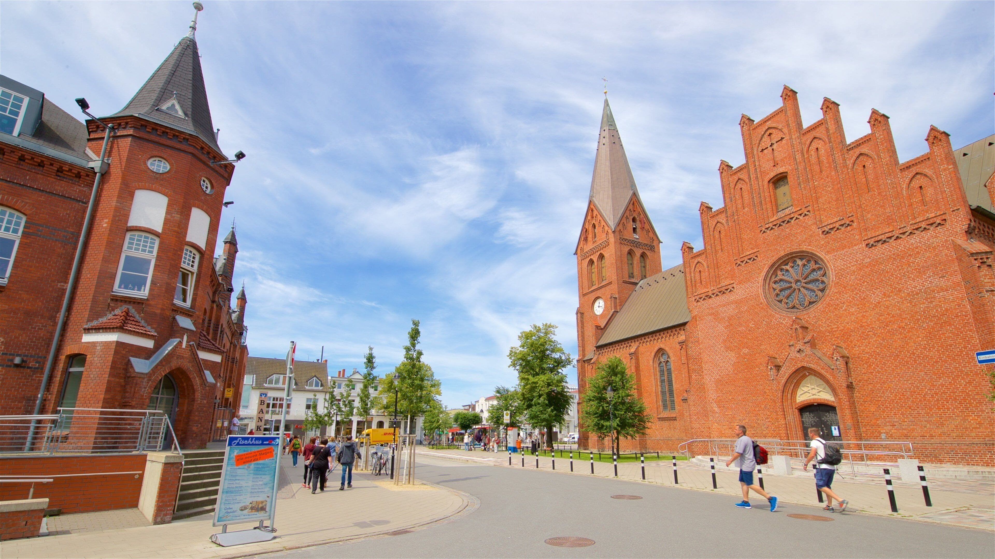 Kirche WarnemĂŒnde presenterar historisk arkitektur och en kyrka eller katedral