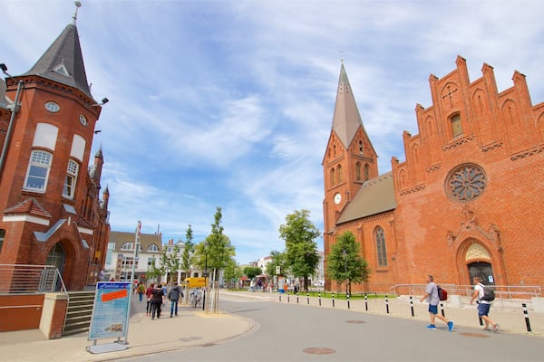 Une église historique dotée d’une haute flèche et d’une tour horloge.