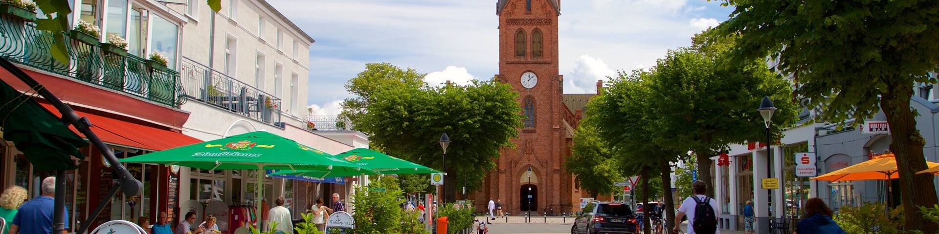 Kirche Warnemünde das einen historische Architektur, Kirche oder Kathedrale und Fahrradfahren