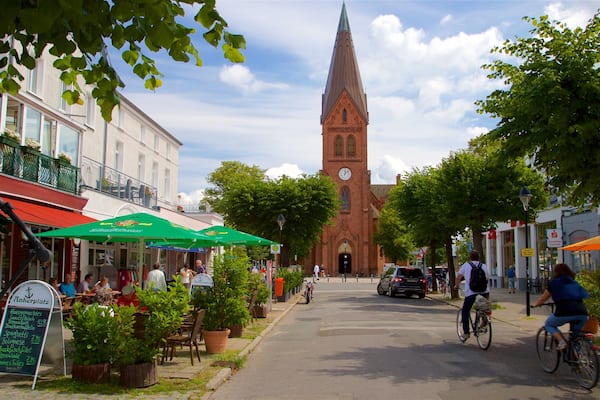 Kirche Warnemünde das einen historische Architektur, Kirche oder Kathedrale und Fahrradfahren