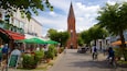 Warnemuende kirke som inkluderer spise utendørs, historisk arkitektur og sykling