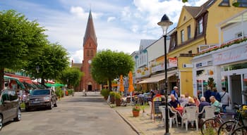 Evangelische Kirche Warnemünde que inclui arquitetura de patrimônio, uma igreja ou catedral e jantar ao ar livre