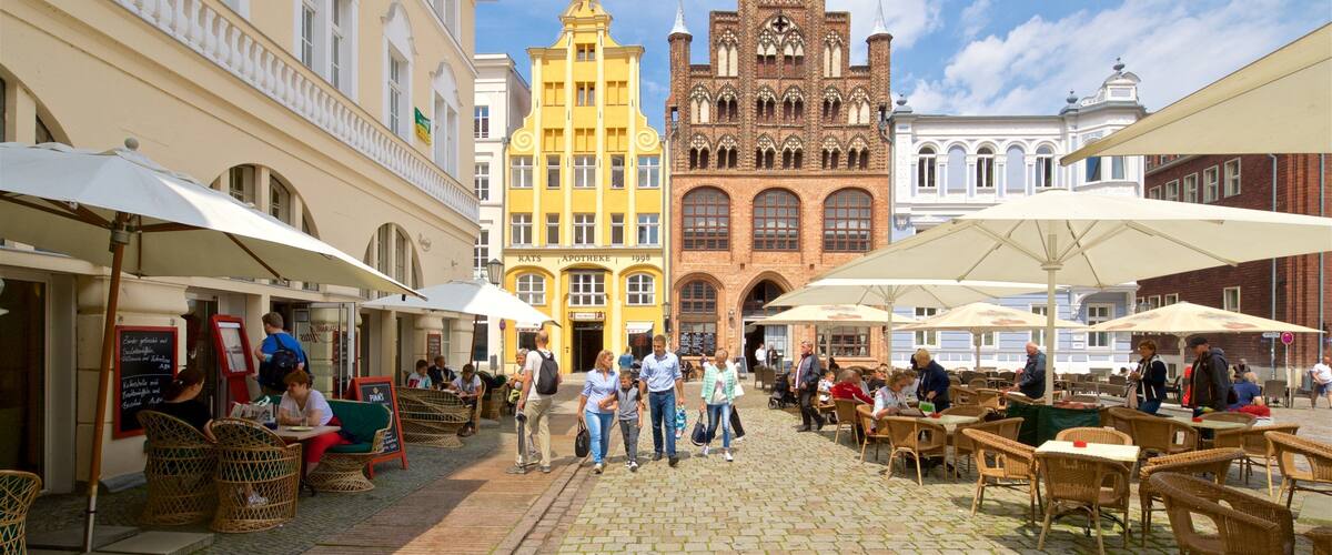 Wulflamhaus mit einem Geschichtliches und Straßenszenen sowie Familie