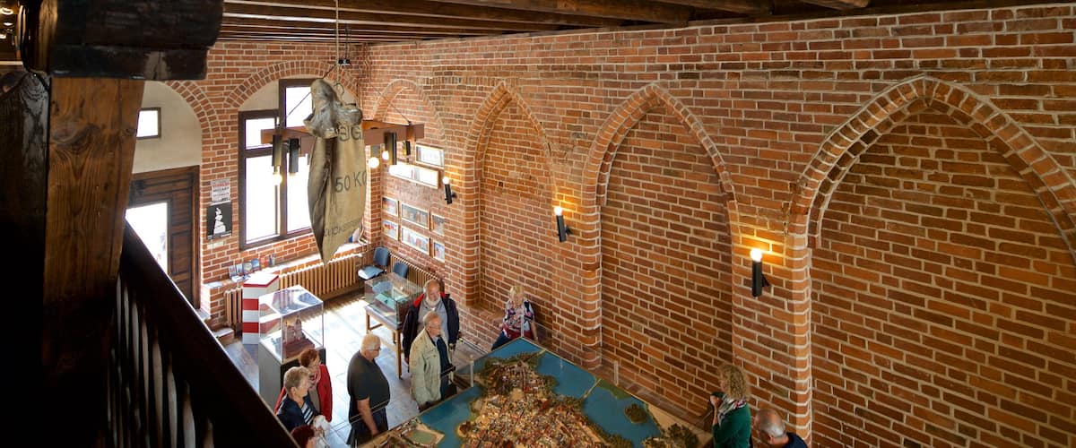 Monument historique Dielenhaus montrant vues intérieures aussi bien que petit groupe de personnes