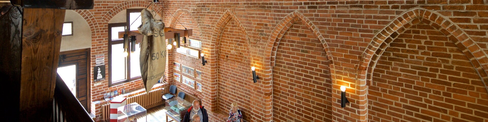 Dielenhaus que inclui vistas internas assim como um pequeno grupo de pessoas