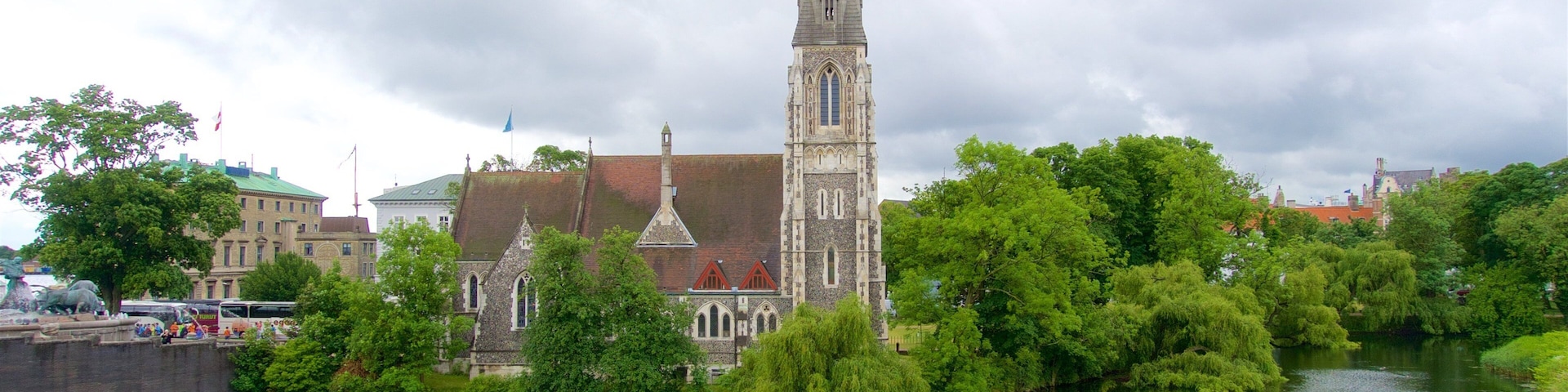 St. Alban\'s Church que inclui um rio ou córrego