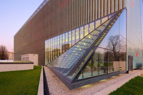 Varsovie mettant en vedette coucher de soleil et architecture moderne