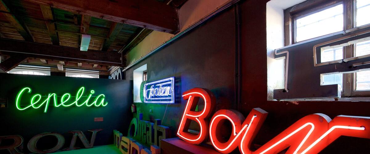 Neon Muzeum showing interior views and art