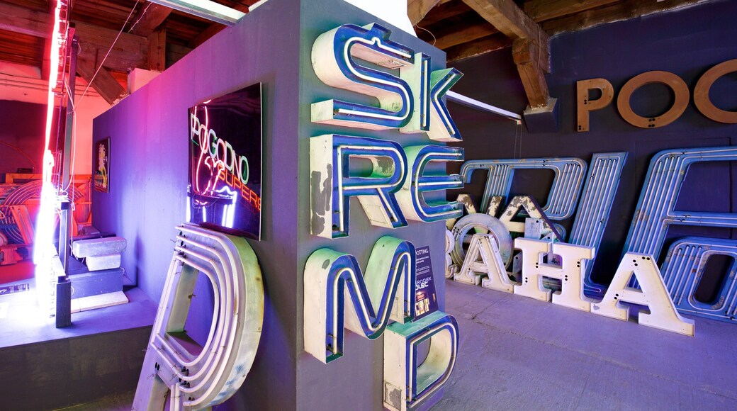 Varsovie mettant en vedette art