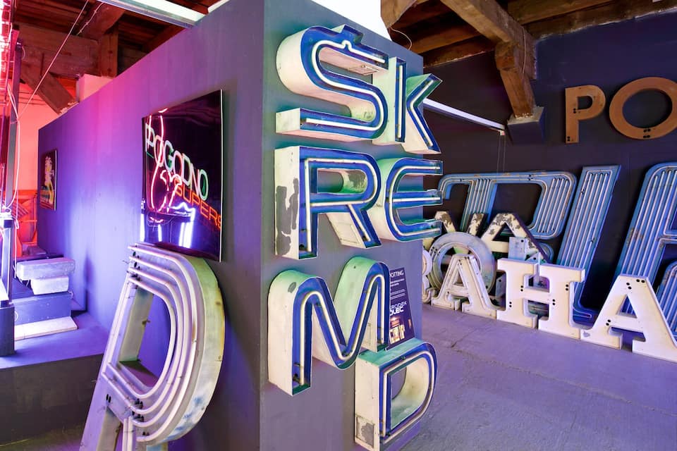 Un letrero de neón con el texto 'SKREDD' y 'SKREDD SUPER'.