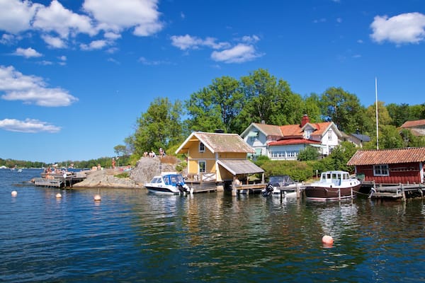 Battery Park showing a small town or village and a bay or harbor