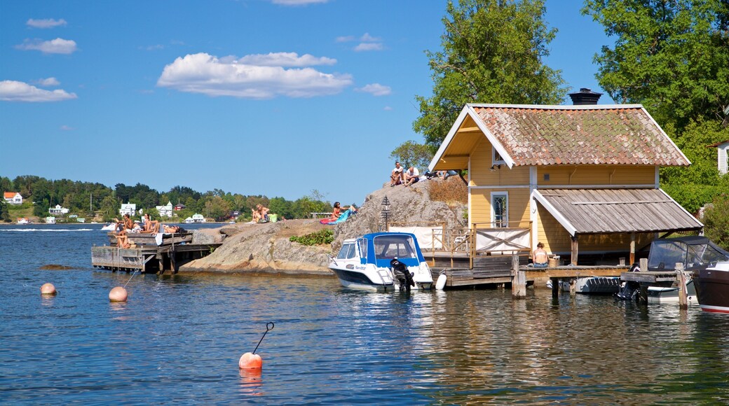Battery Park which includes a bay or harbor