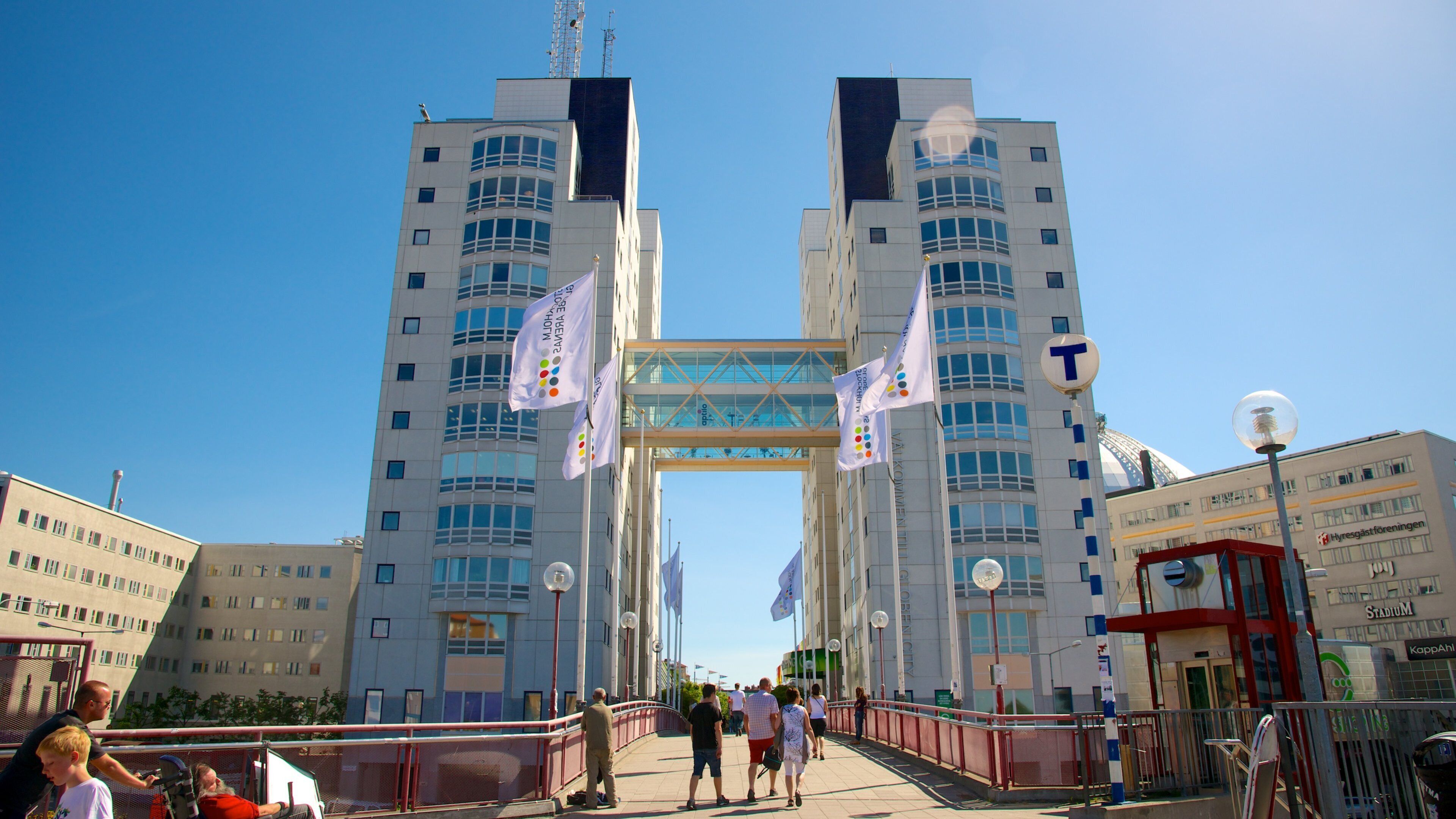Stockholm caracterizando arquitetura moderna e distrito comercial central assim como um pequeno grupo de pessoas