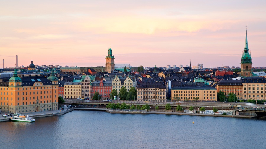A cityscape with historic buildings, a river, and a bridge.