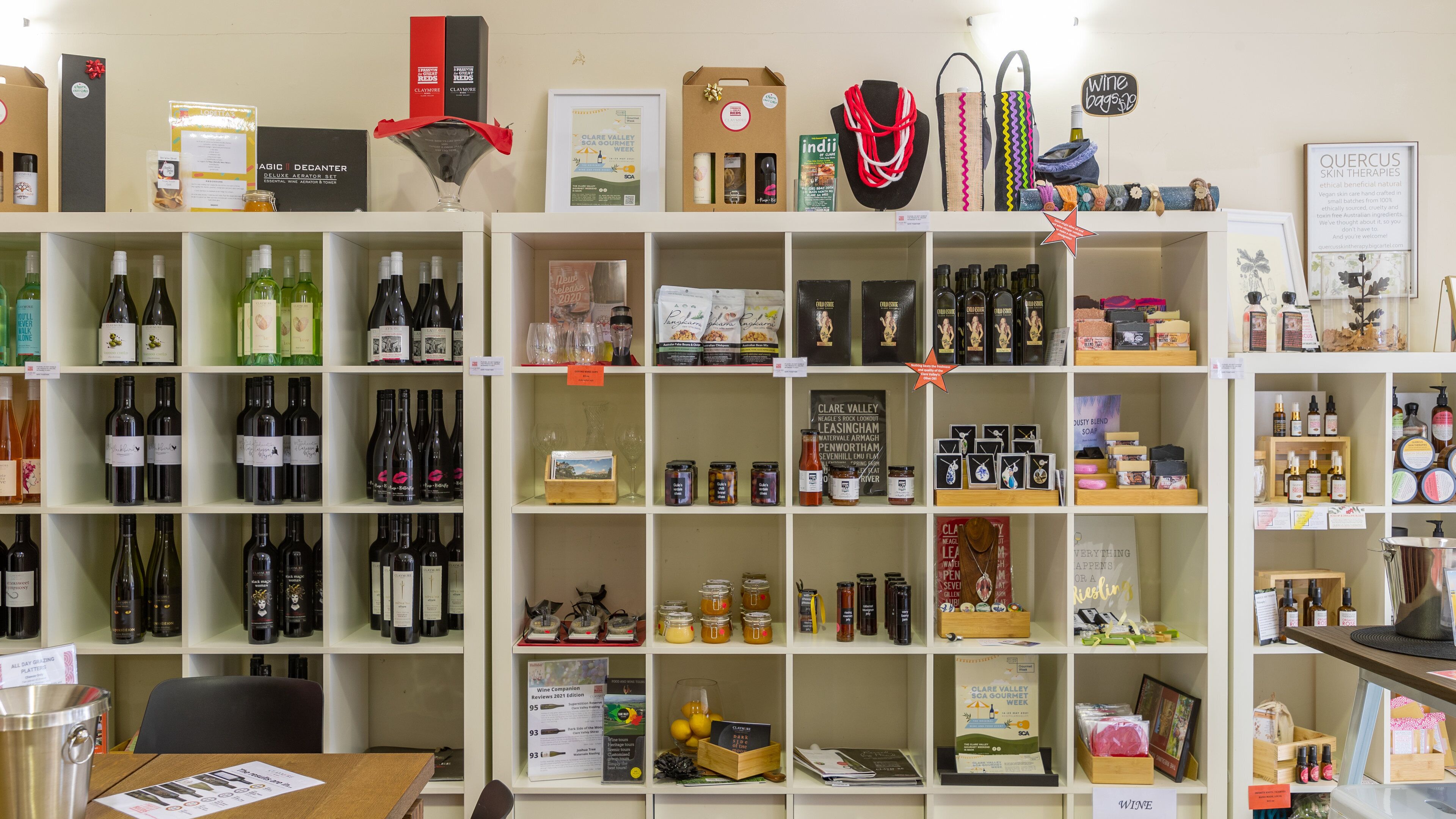 Claymore Wines showing interior views