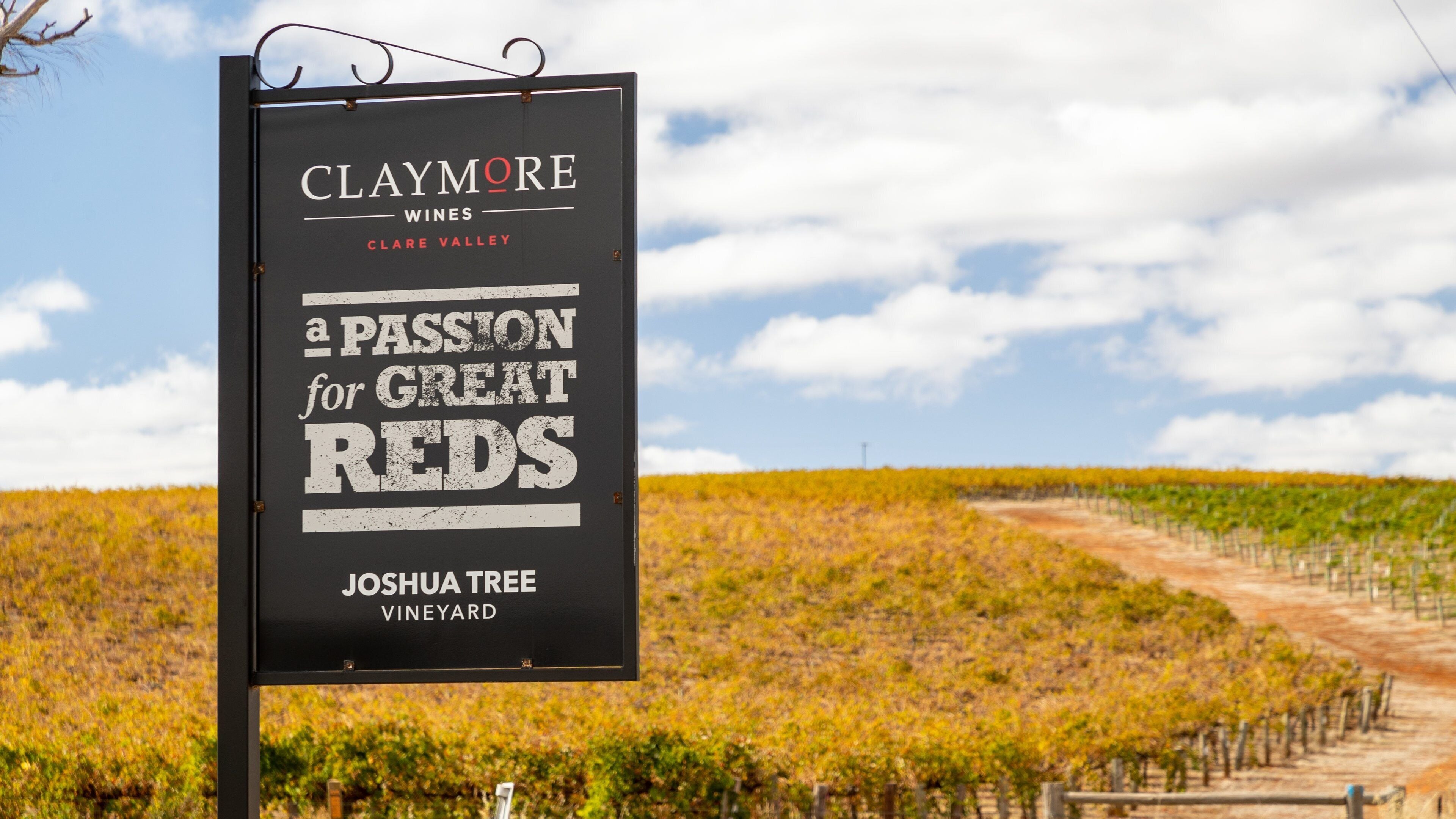 Claymore Wines showing signage and tranquil scenes