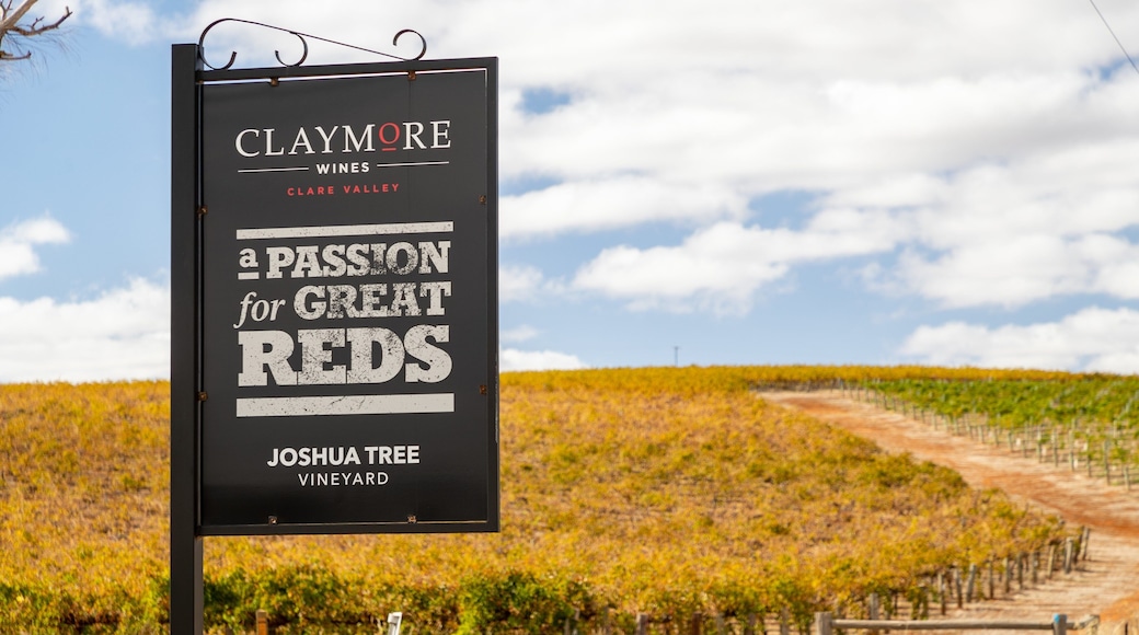 Claymore Wines showing signage and tranquil scenes