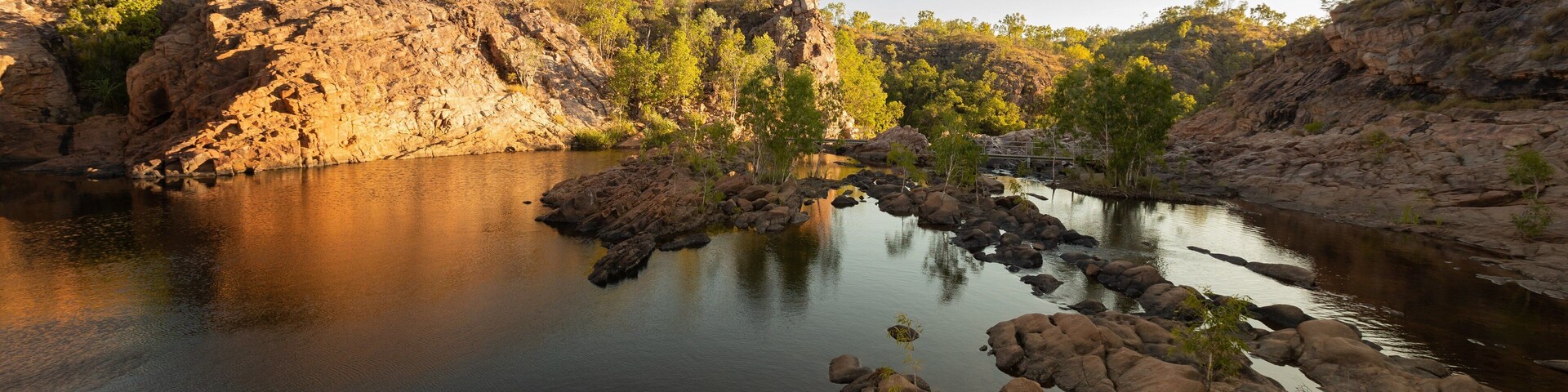 Un río con orillas rocosas y vegetación escasa.