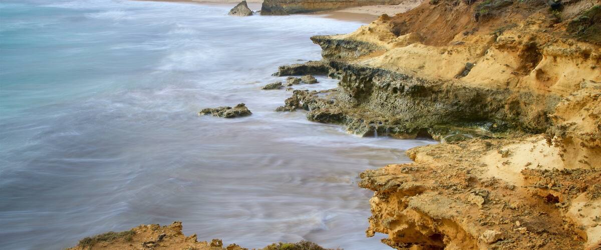 Peterborough mostrando una playa de arena y costa escarpada