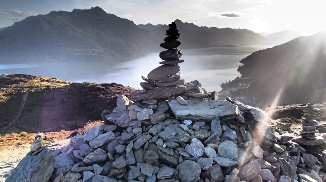 Sometimes you find yourself in a place where you experience a PERFECT MOMENT.
Queenstown Hill is one of the best treasures on offer in NewZealand, best visited at sunset.
#Queenstown #NewZealand #Sunset #GoldenHour