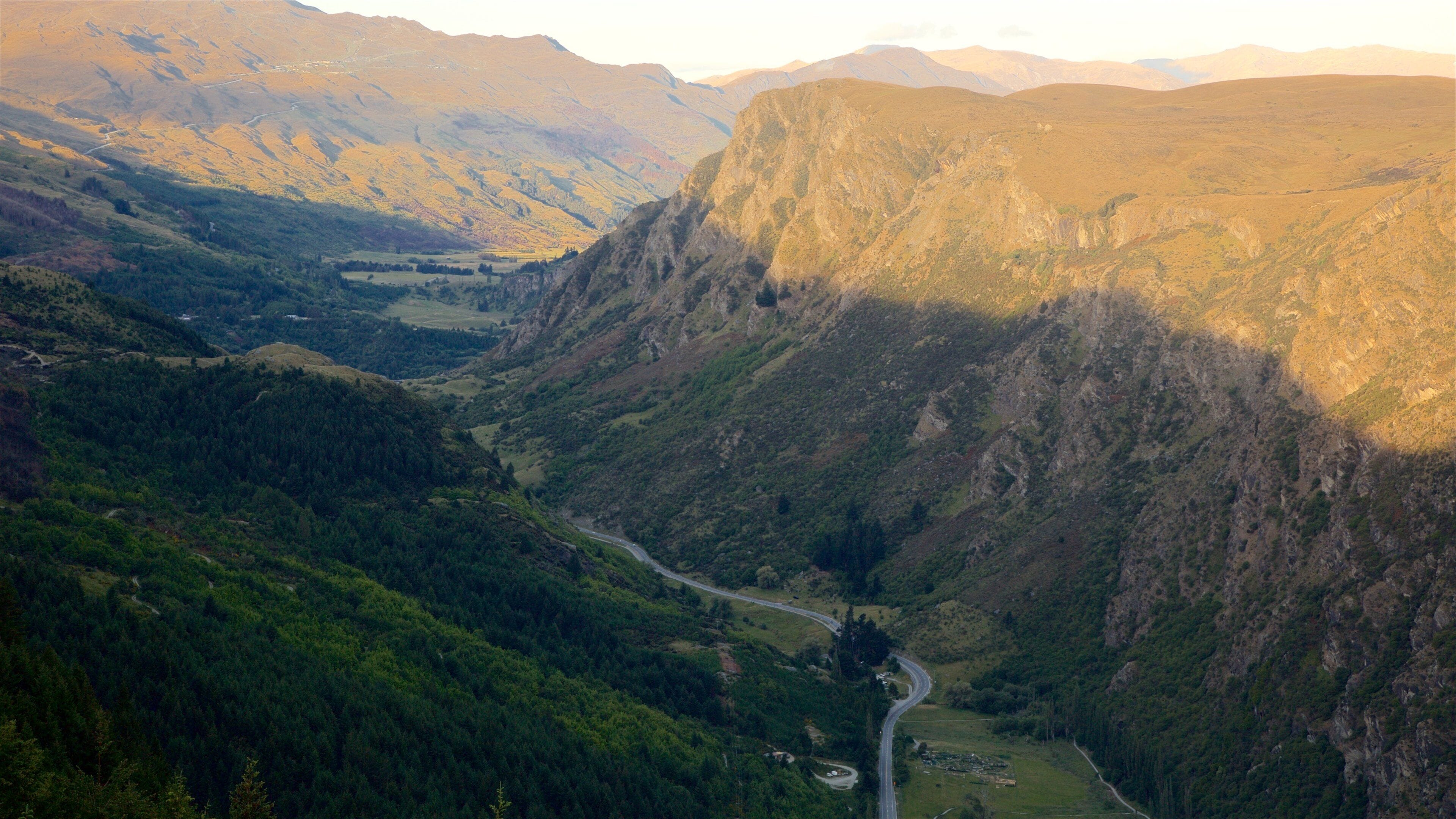 Queenstown mettant en vedette montagnes et scènes tranquilles