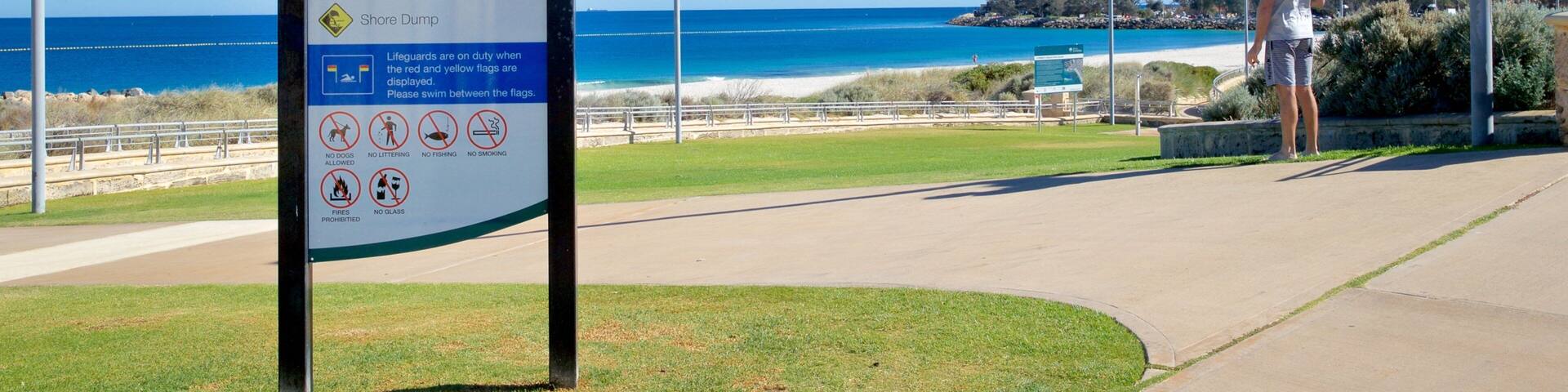 Sorrento Beach showing signage and general coastal views as well as an individual male